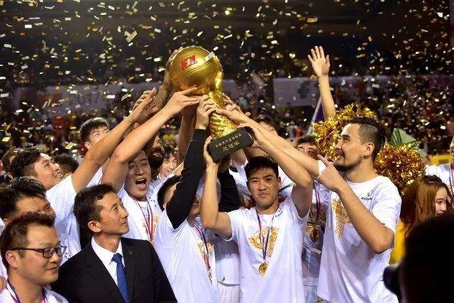 中国队3-1战胜法国队 夺得第12个汤姆斯杯冠军